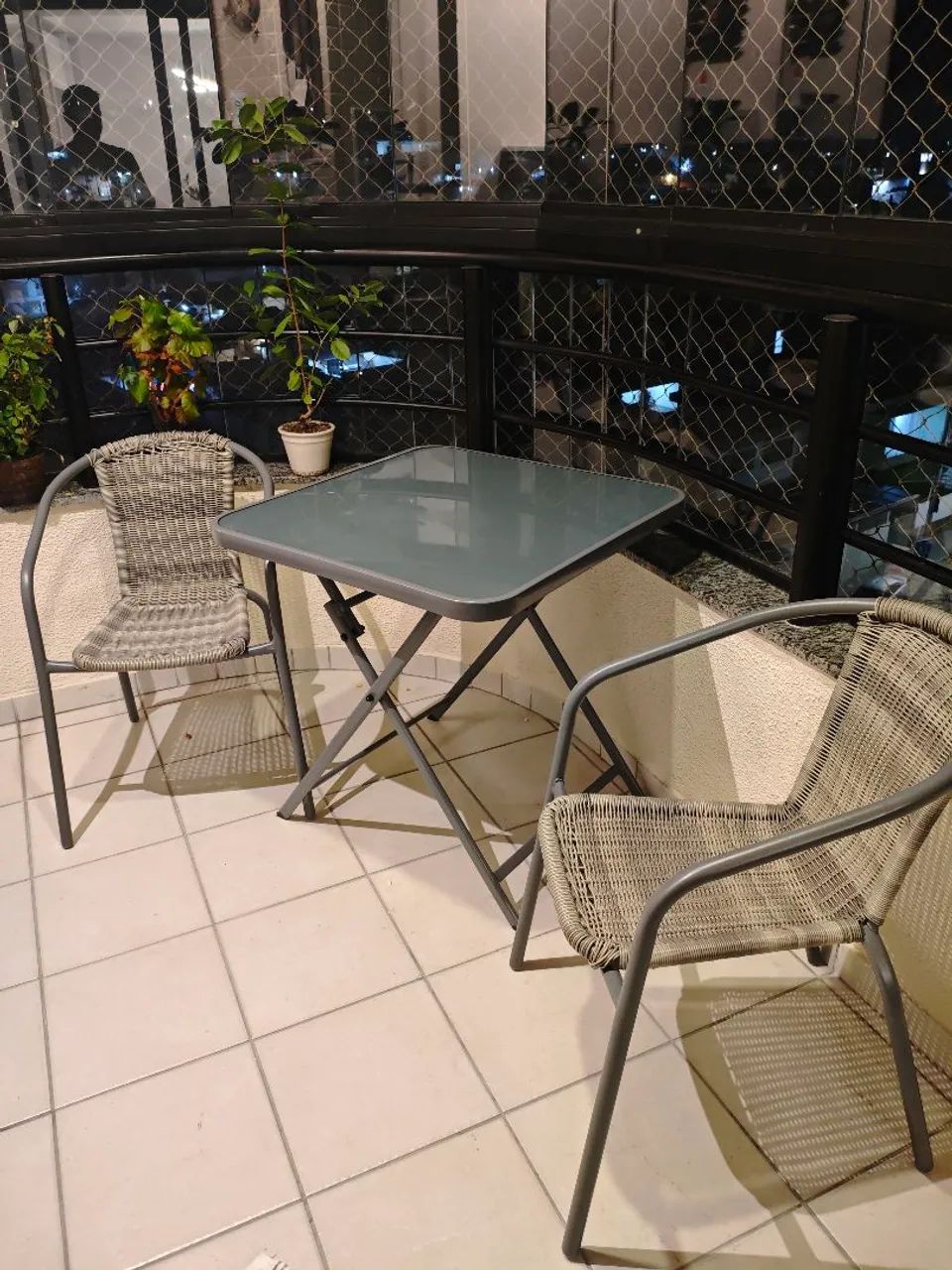 Mesa de vidro com 2 cadeiras