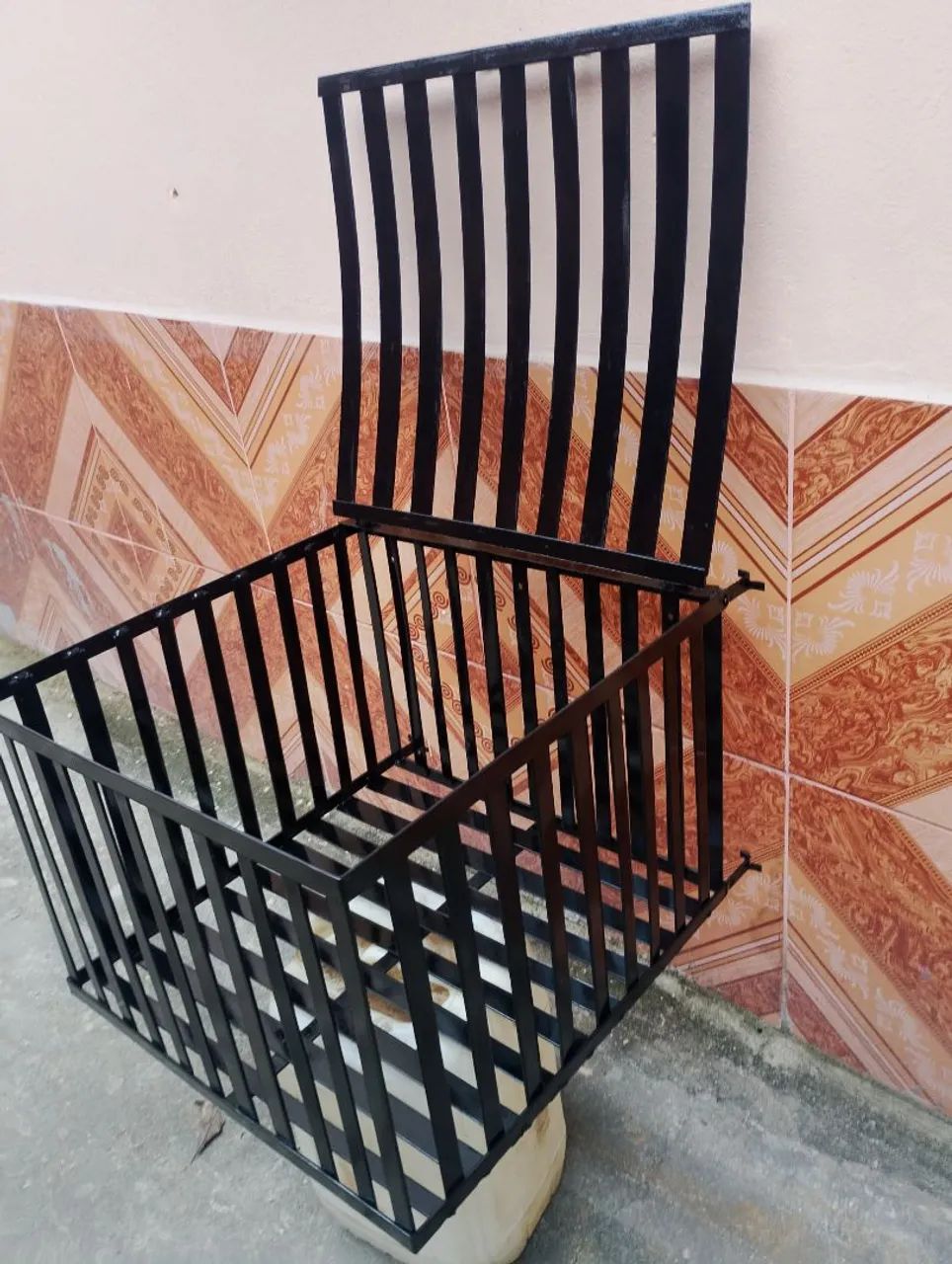 Lixeira quadrada 50 por 50 de parede com tampa ... Com  entrega e instalação 