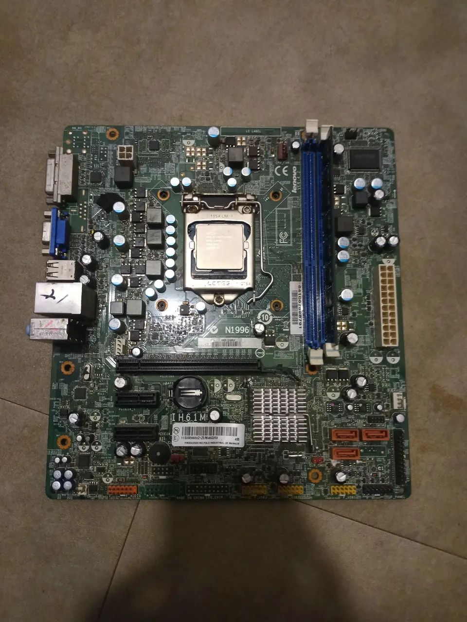 Placa mãe com um Pente de memória ram e processador Intel core i5 -3330