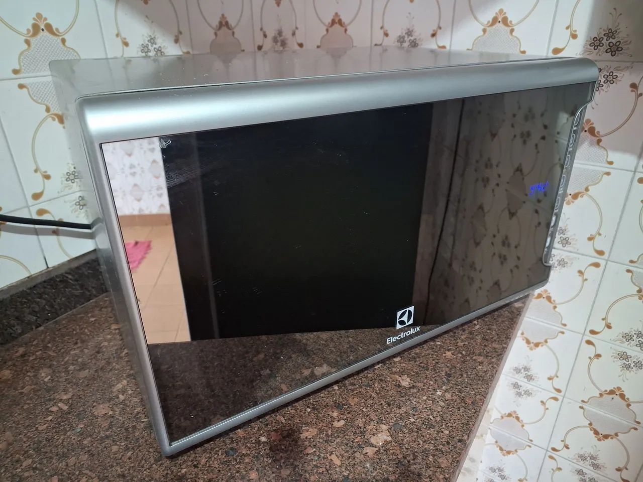 Vendo microondas funcionando normalmente marca Electrolux só está um pouco descascado 