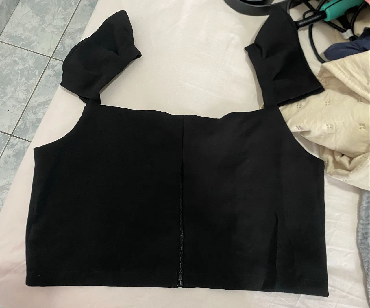 Blusa cropped preta - Tamanho M/G - Foto 2