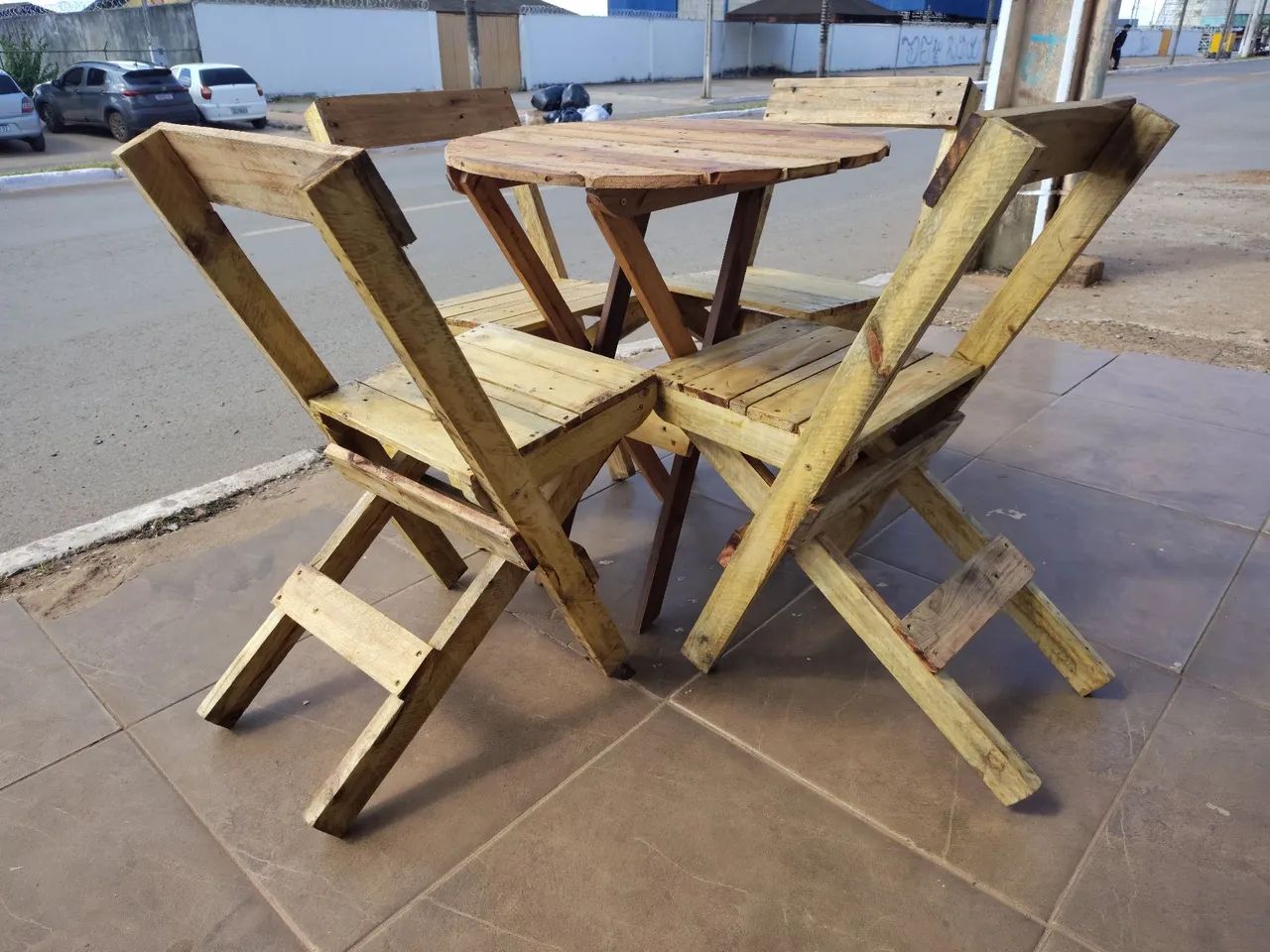 CONJUNTO ARTESANAL DE MESA COM CADEIRAS ( PALLETS ) - Foto 4