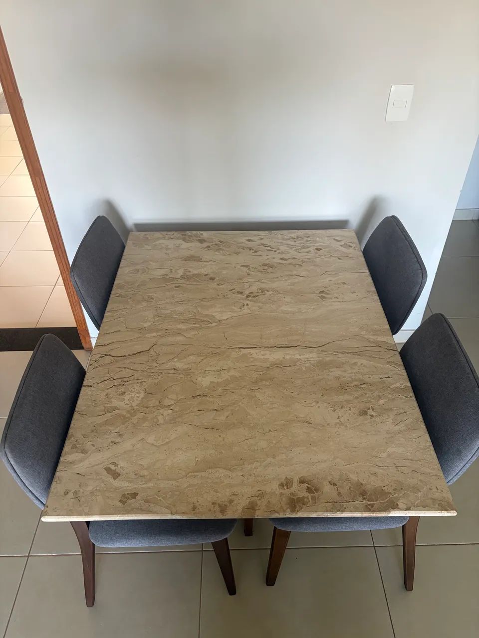Mesa de mármore 1,2x0,9m com 4 cadeiras