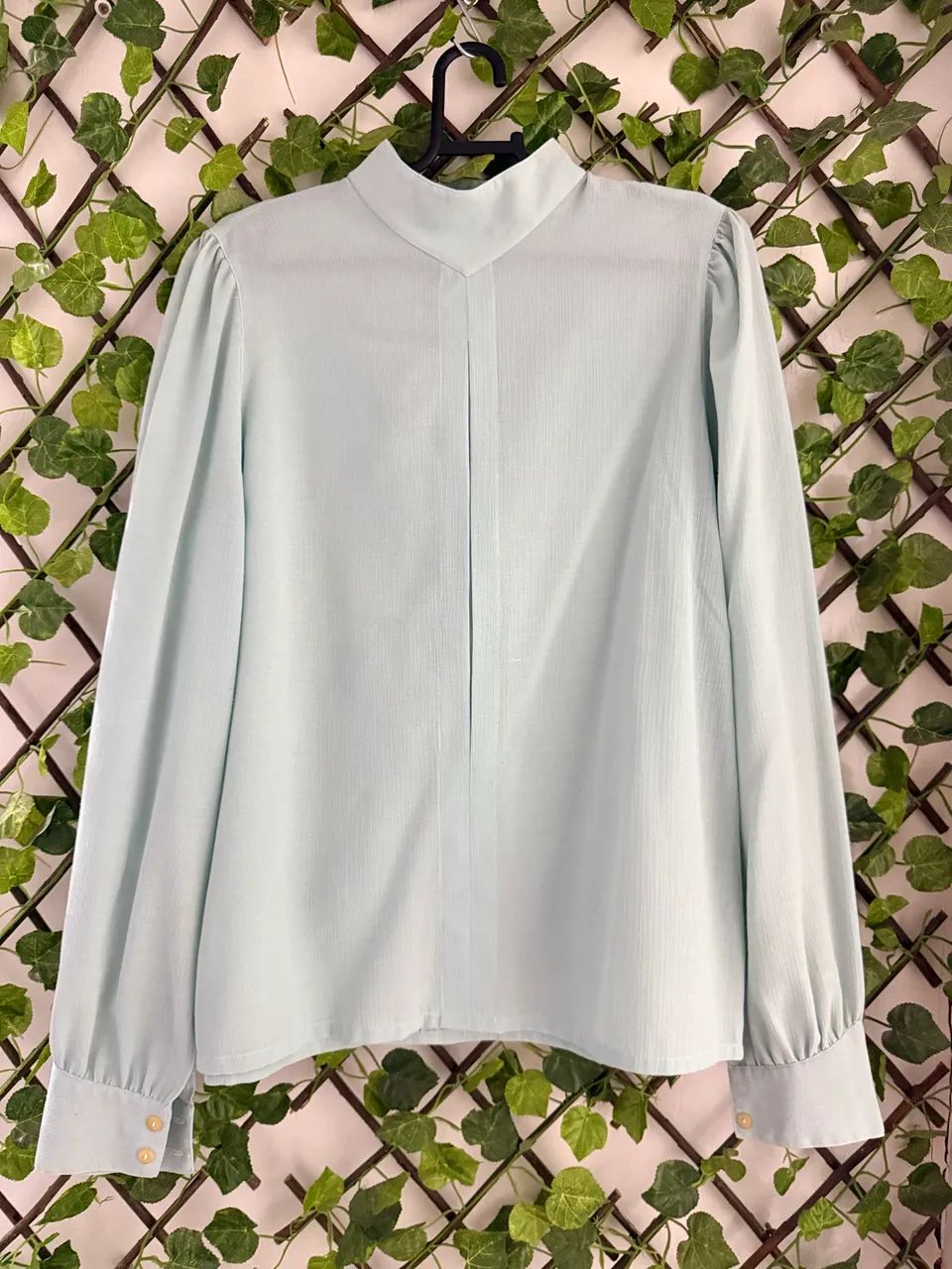 Blusa social em tom azul claro - Foto 2