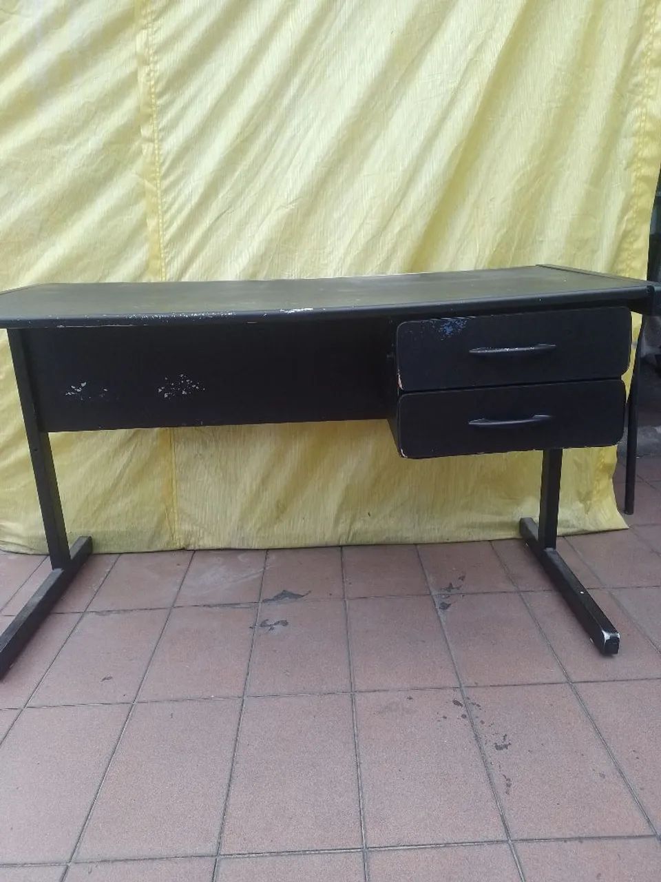 Mesa de escritório com gavetas 