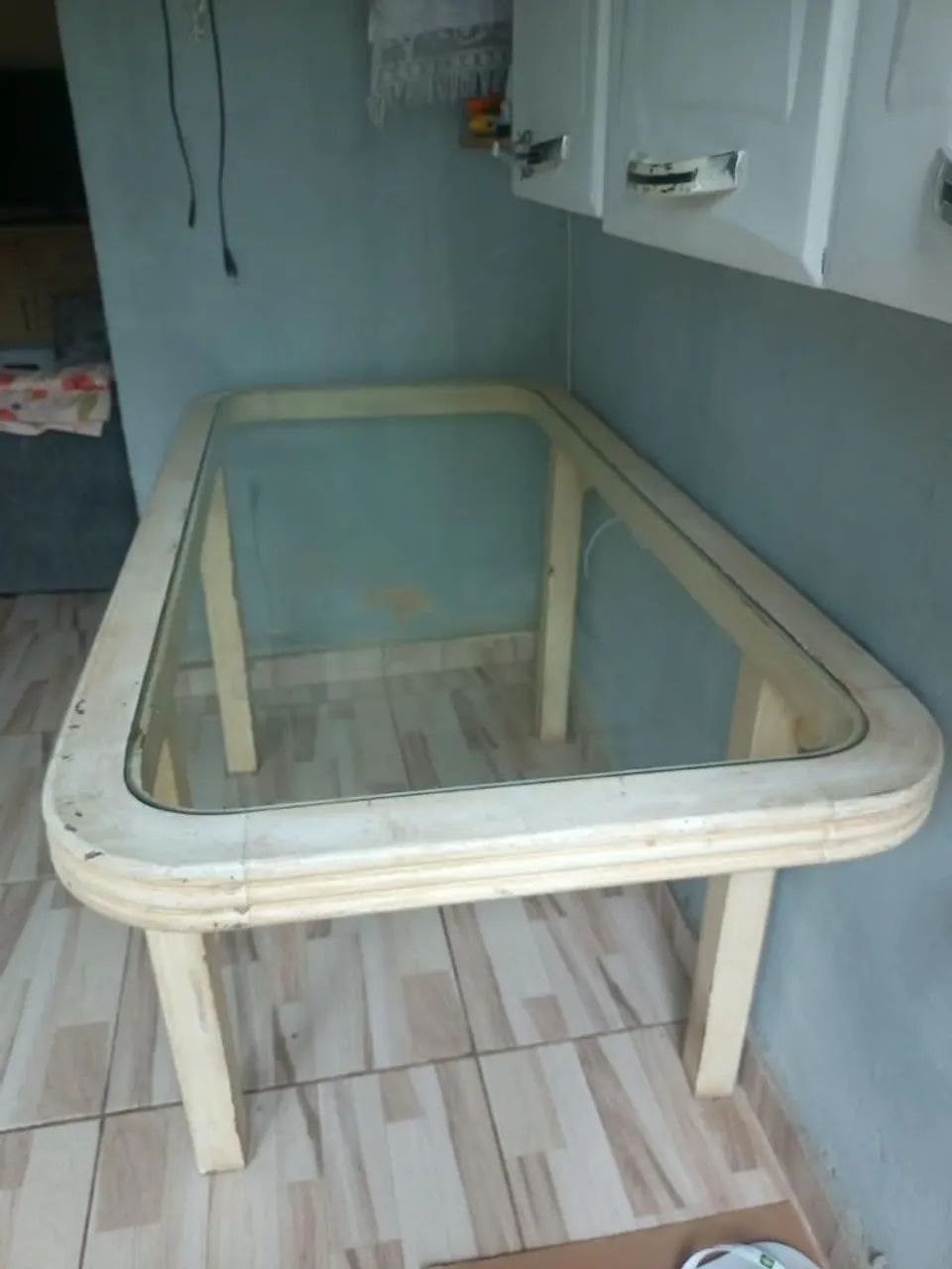 Mesa de madeira com tampo de vidro 