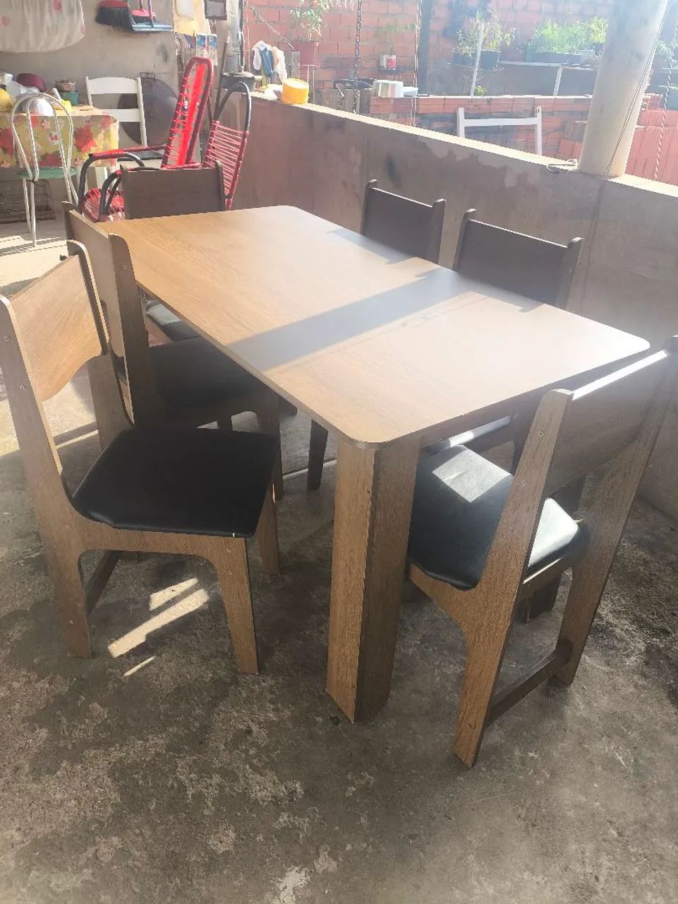 Mesa de madeira com 6 cadeiras almofadadas - Foto 3