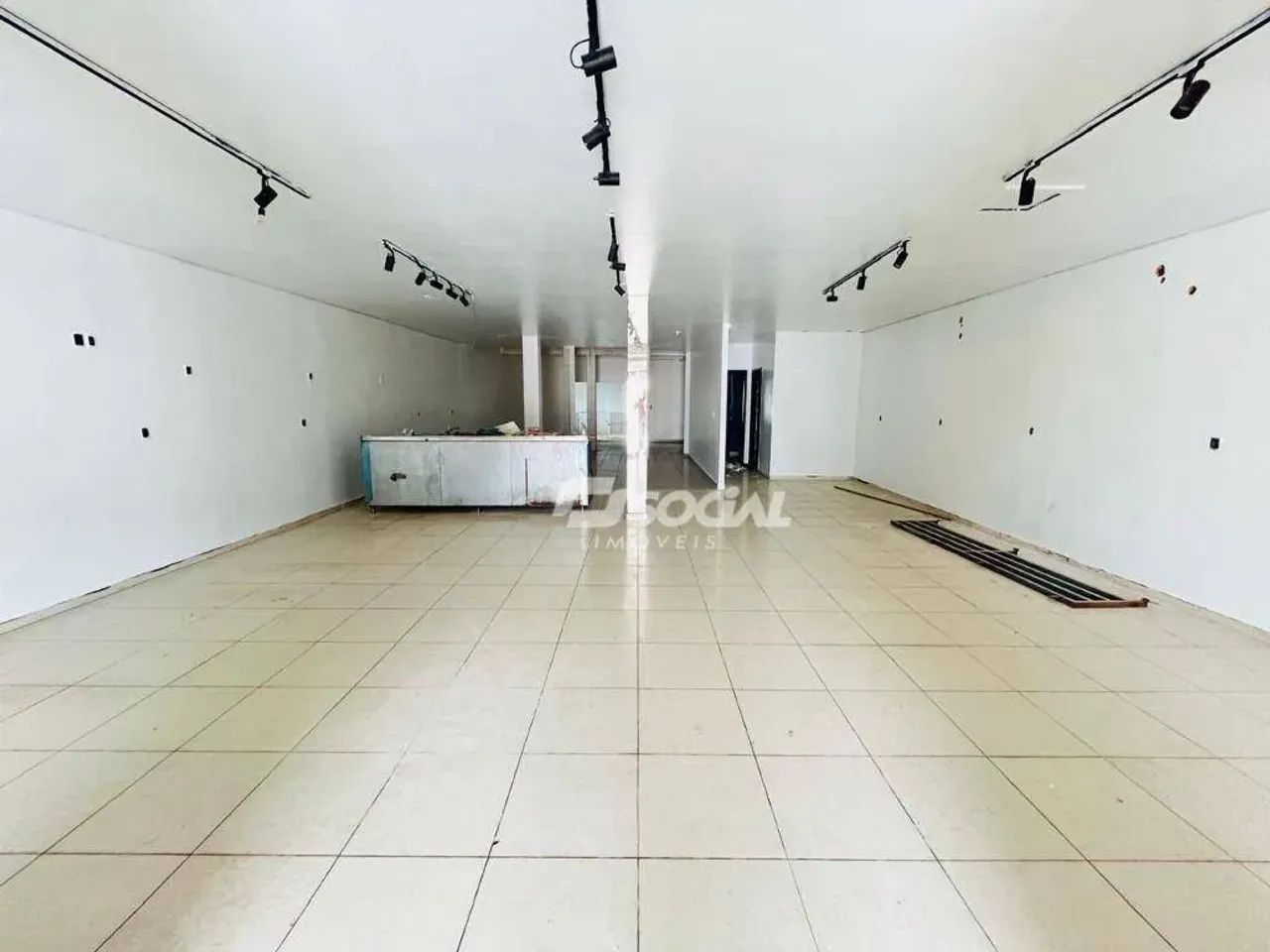 Ponto comercial para locação com ótimo espaço interno, localização privilegiada e ampla fa - Foto 4