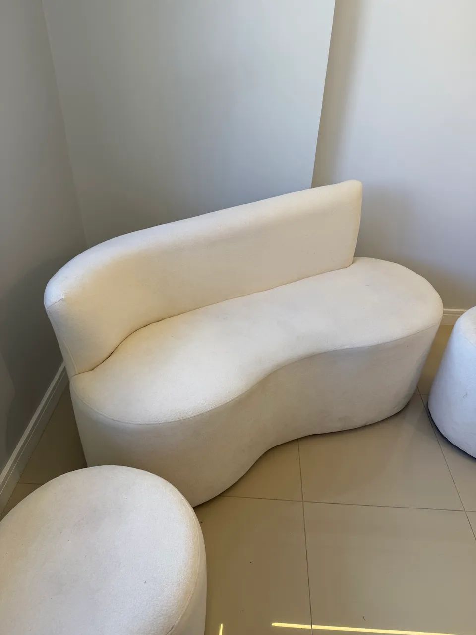 Sofá com dois puffs bege  - Foto 2