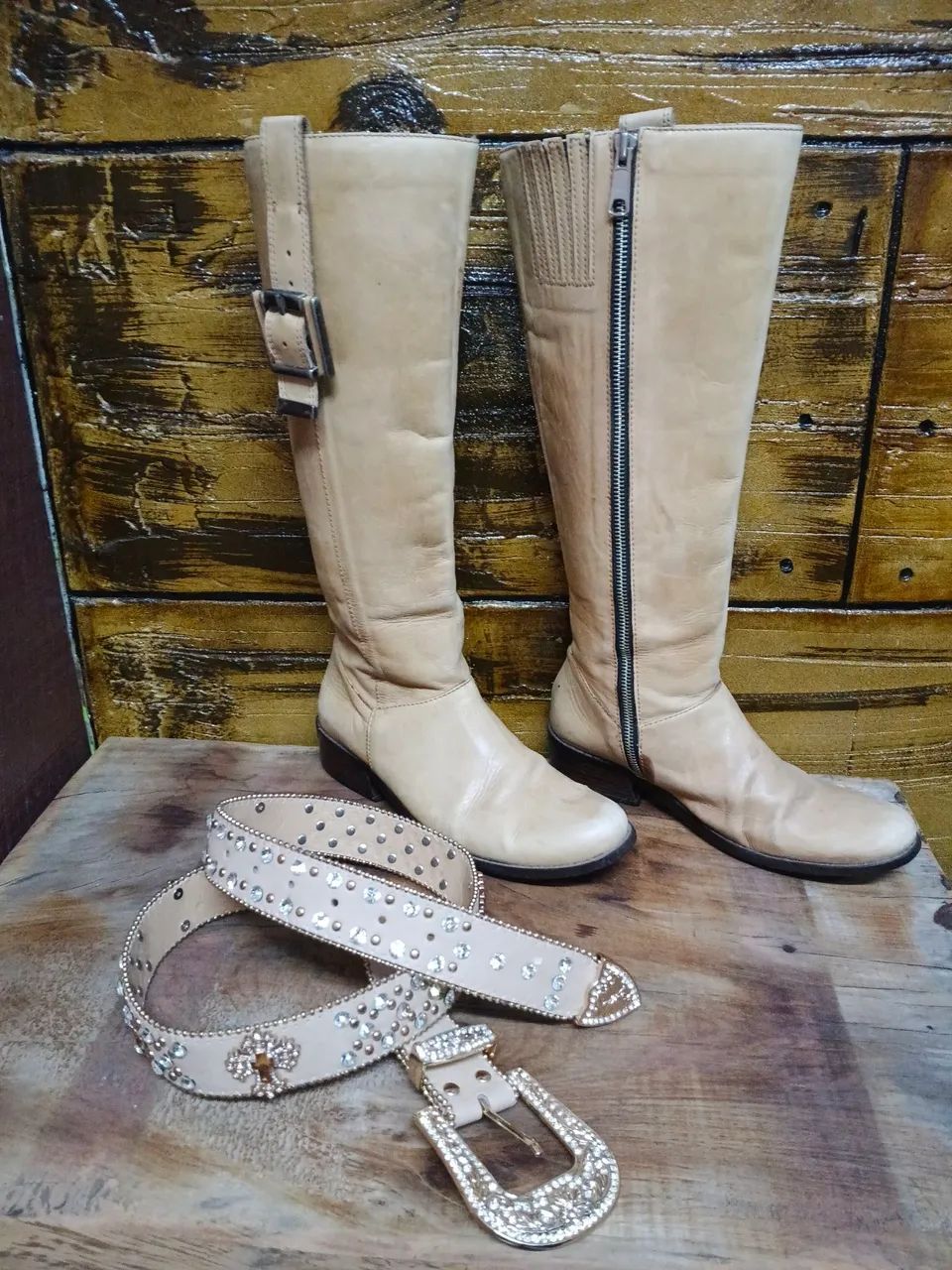 Bota couro n35 e cinto brilhante. 