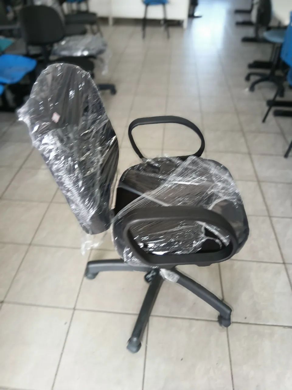 Cadeiras direto com braços tecido preto e rodinhas  - Foto 2