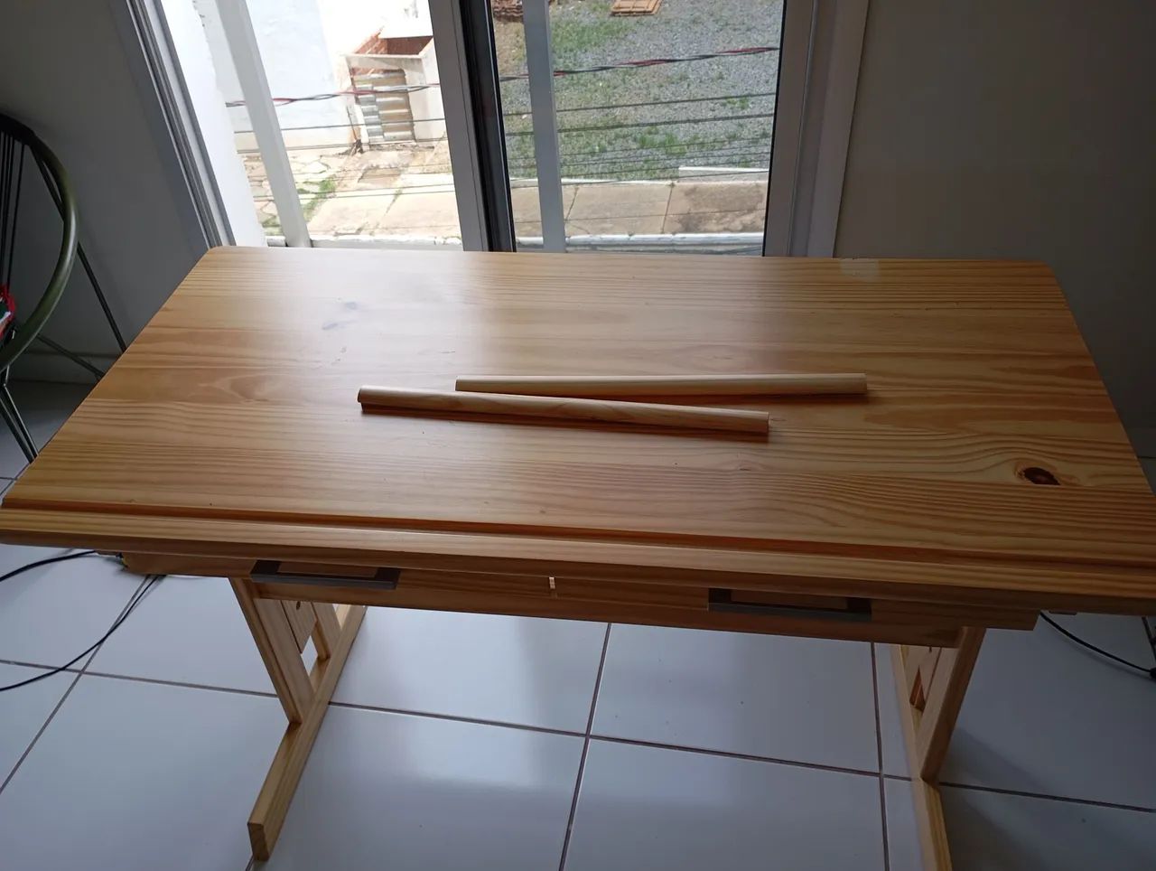 Escrivaninha/ prancheta de madeira - Foto 4