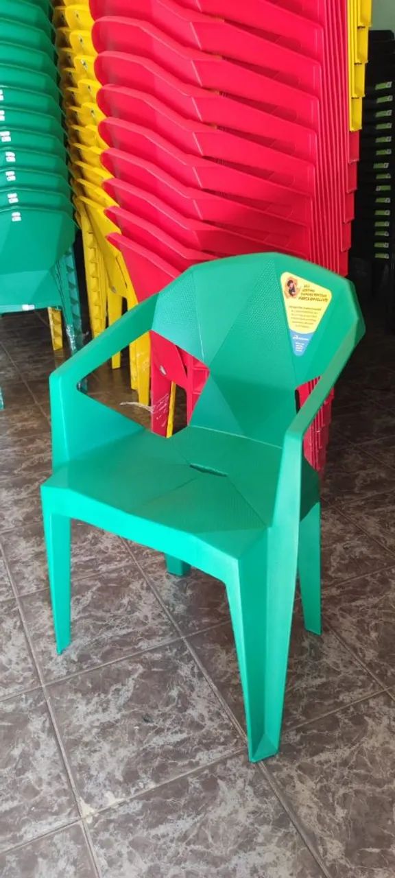 Poltrona plástica cor preta! Suporta 140 Kg. - Foto 4