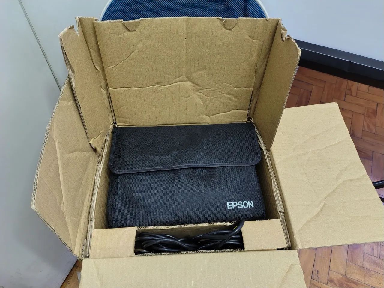 Projetor Epson Powerlite S10+usb Vga 2600lms 3 Lcd + Tela