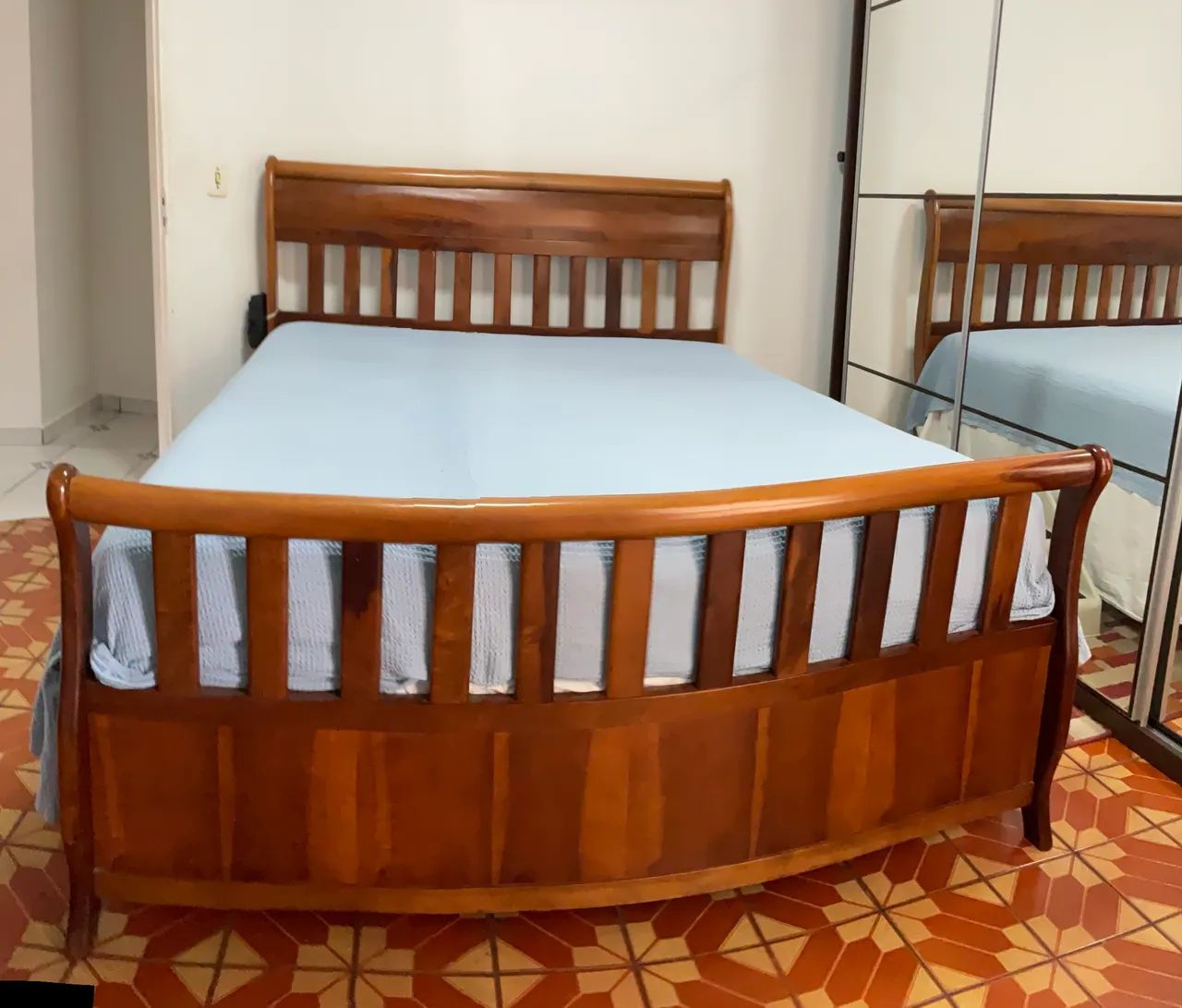 Vendo cama Queen de madeira maçiça - Foto 3