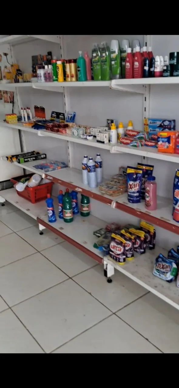 Vendo frizer. Expositor e prateleiras. Balança e balcão de atendimento.