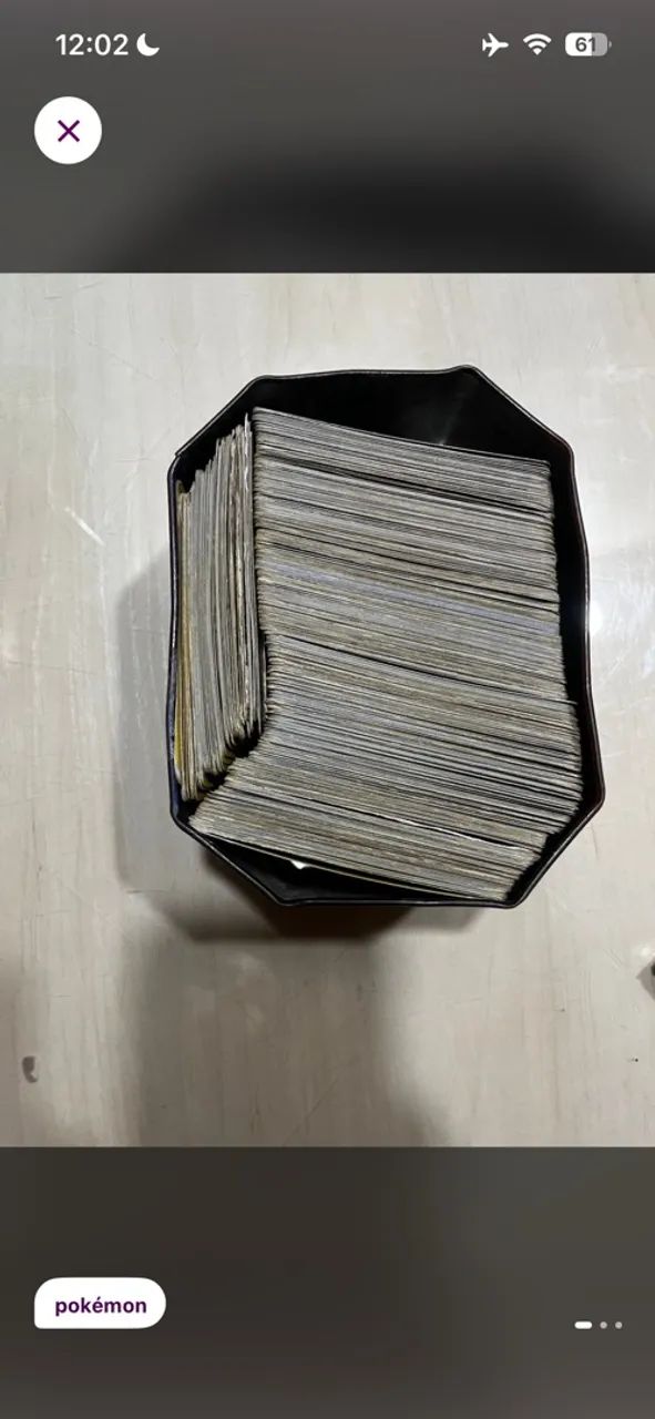 lata de pokémon com cartas