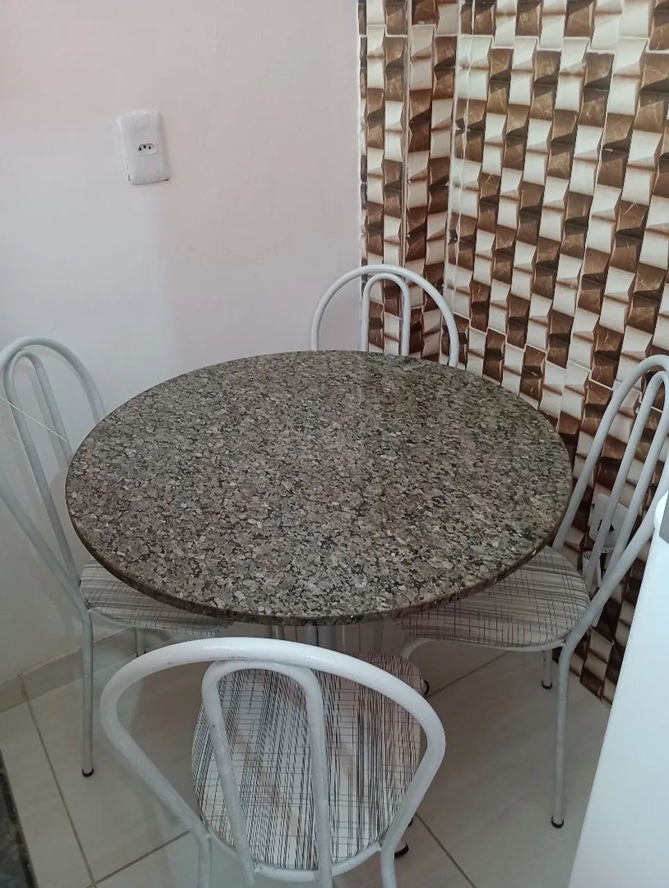 Vendo mesa 4 cadeiras 