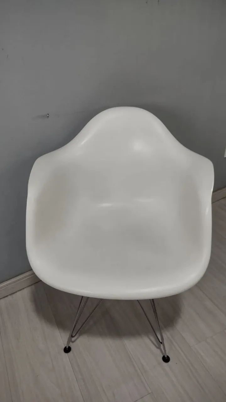 Cadeira Eames Com Braços (Daw) Base Metálica Cromada Branca - Foto 3