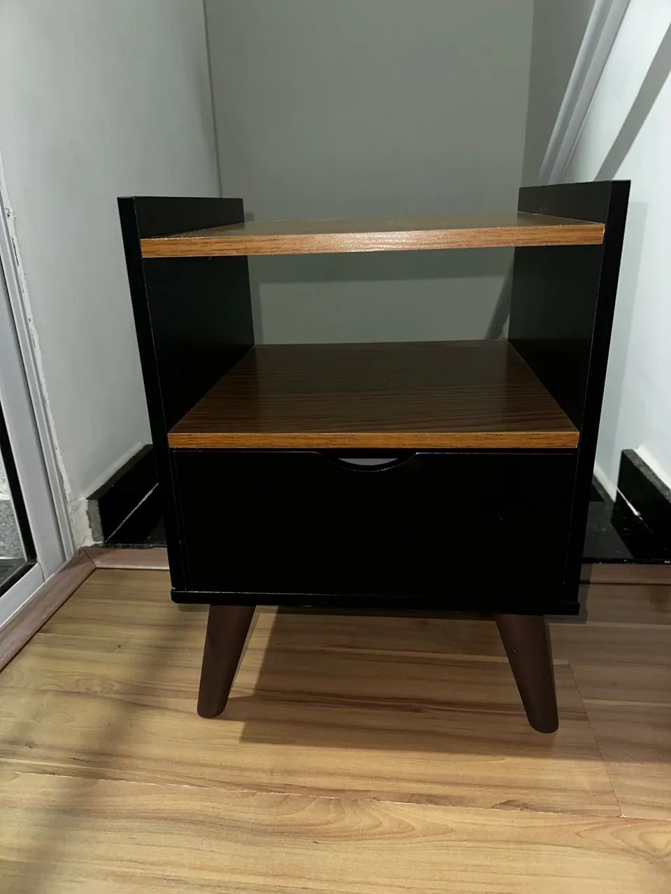 Mesa de Cabeceira com 1 gaveta e nicho