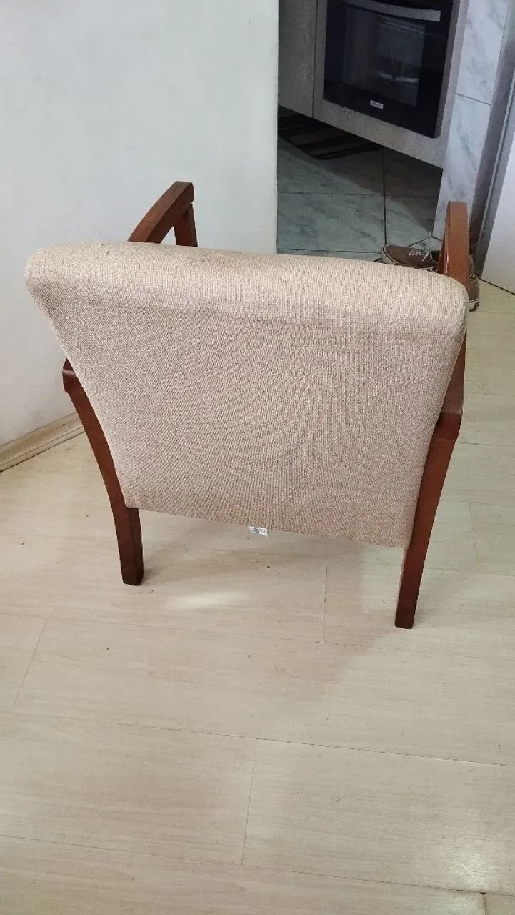 Poltrona Volttoni em madeira! Desing clássico e confortável! - Foto 4
