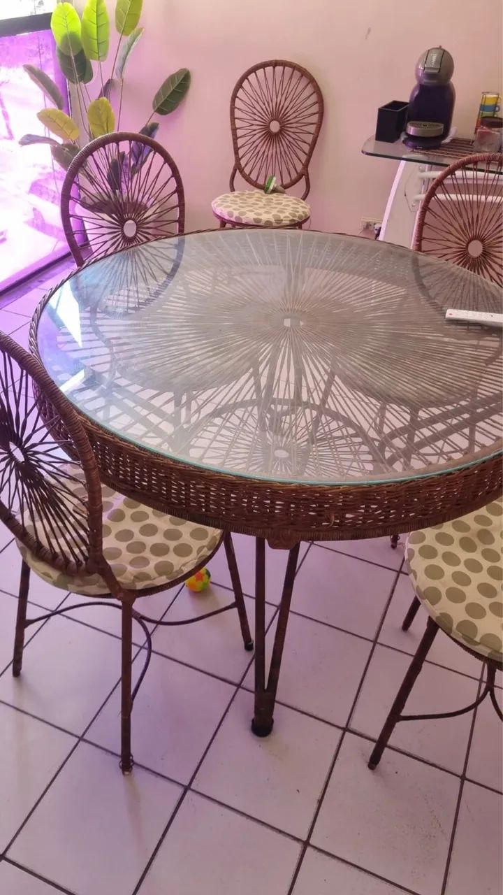 Mesa de madeira com 6 cadeiras  - Foto 2