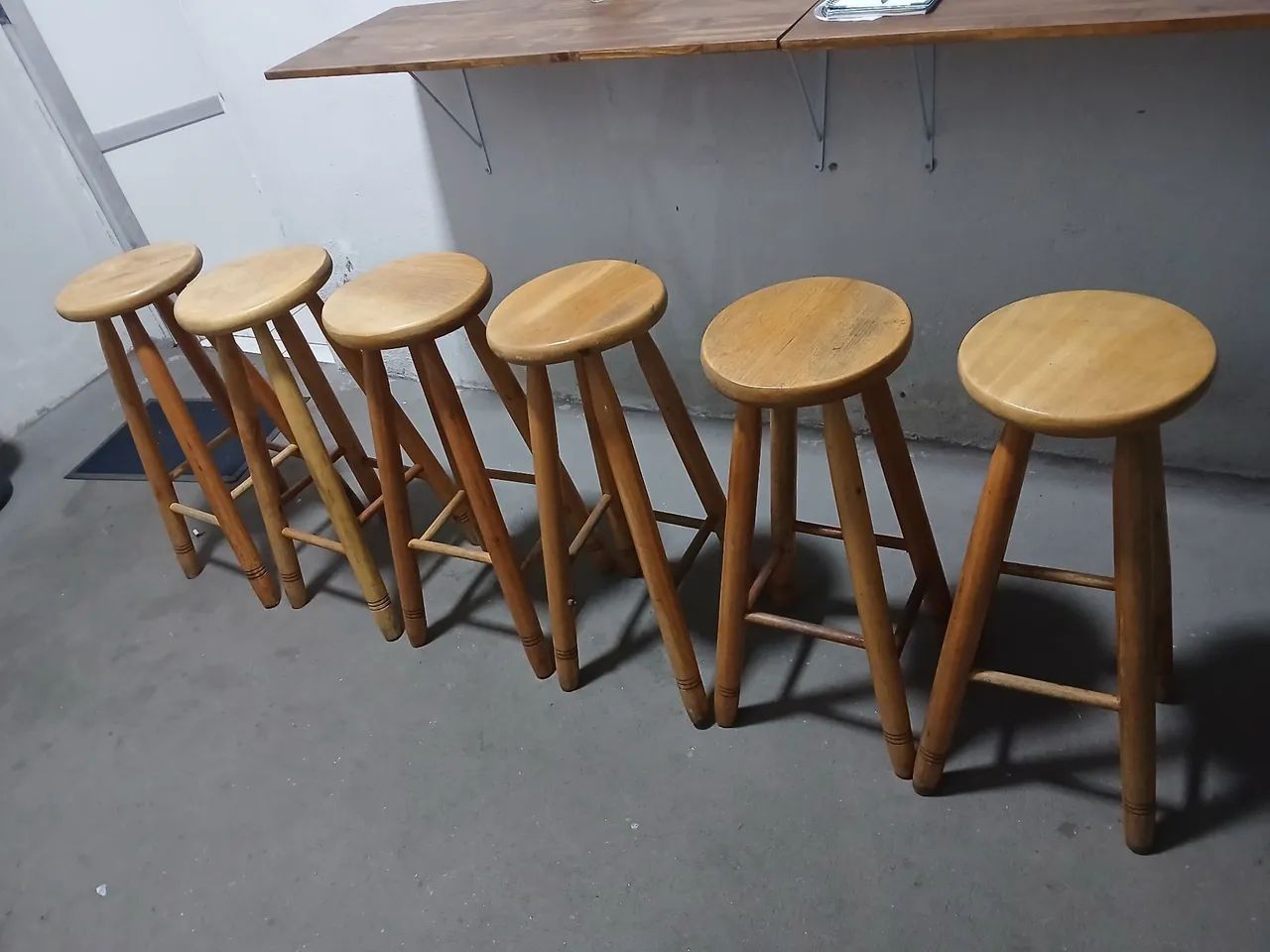 Vendo 6 banquetas de madeira envernizadas.