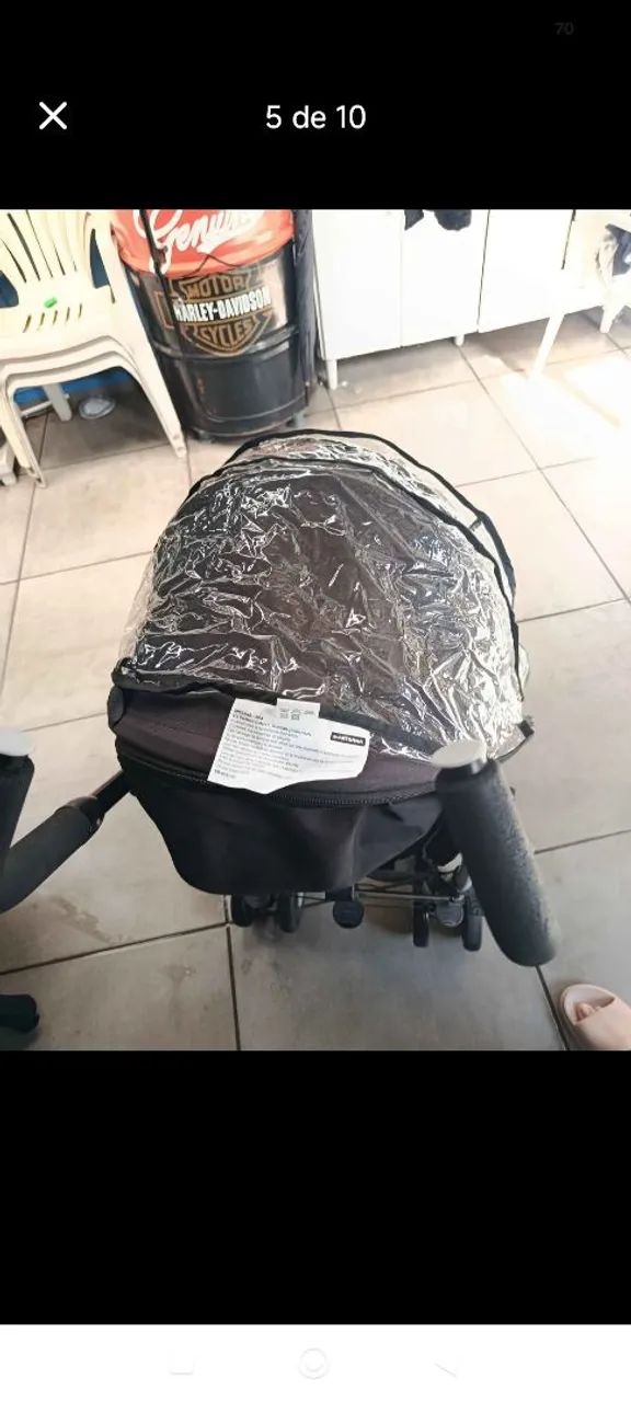 Carrinho de bebê guarda chuva