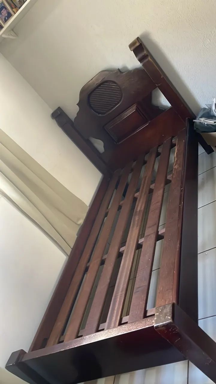 VENDO CAMA DE SOLTEIRO DE MADEIRA