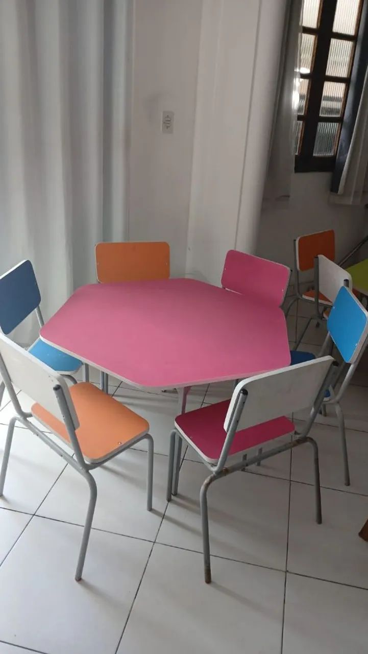 Conjunto de mesa e cadeiras escolares
