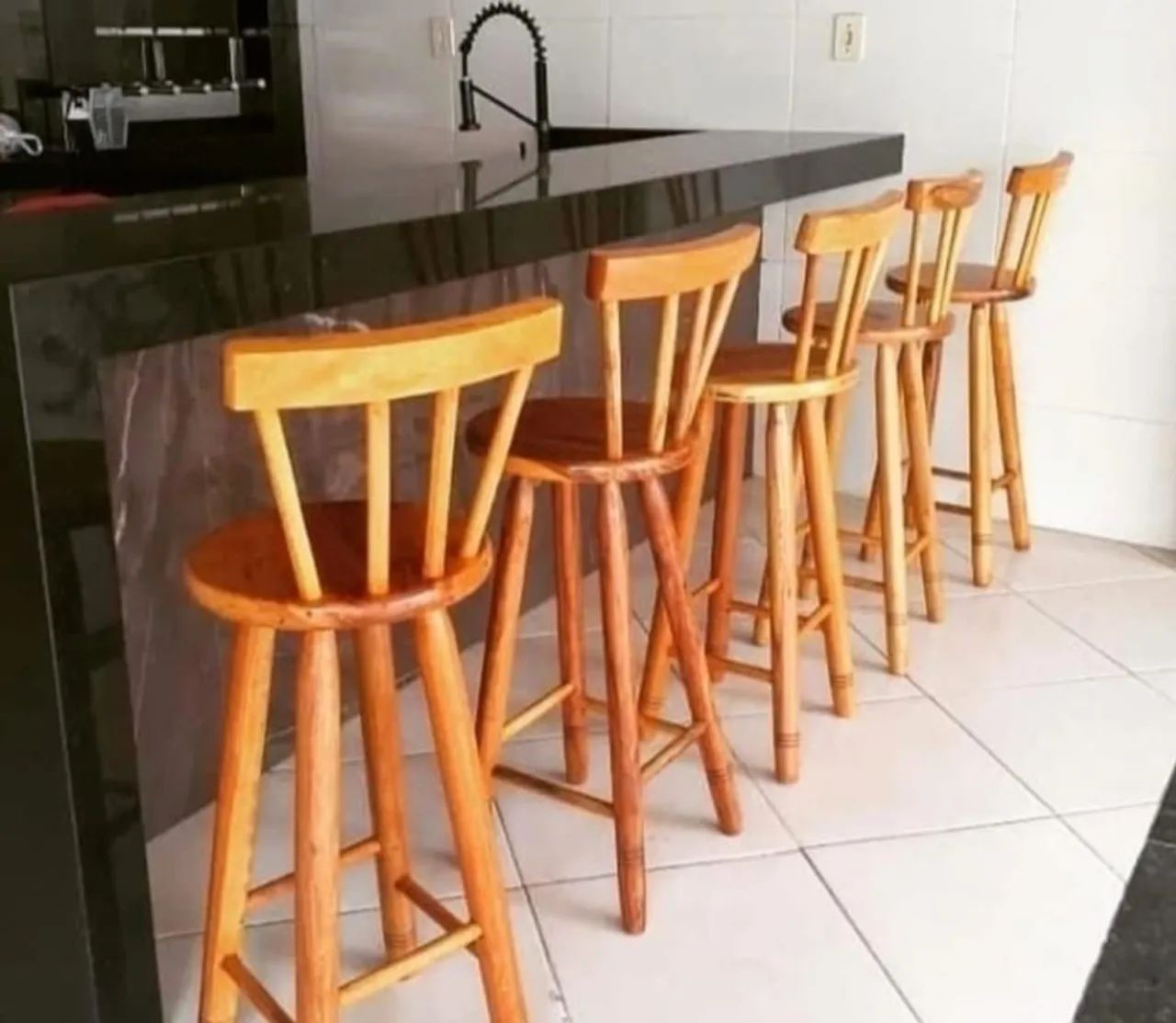 Banqueta com encosto de madeira 