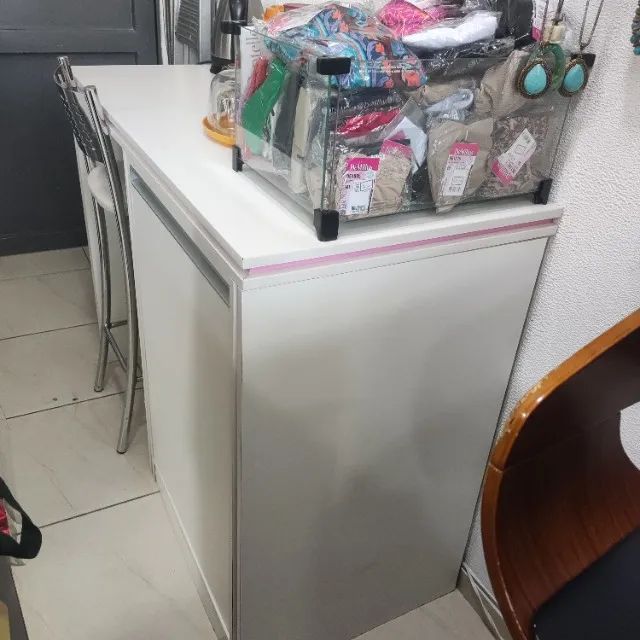 Mesa de MDF apoio de frigobar ou cadeira, com armário pra guardar alguma - Foto 4