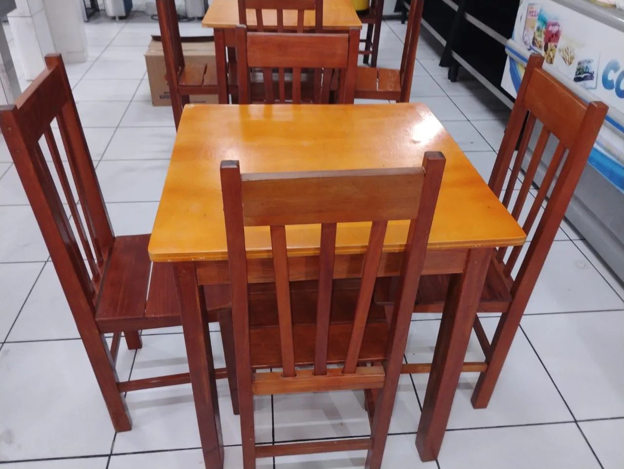 Conjunto de Mesas e Cadeiras de madeira 