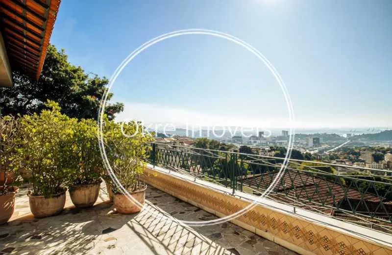 Casa de rua : Triplex / Residencial / Santa Teresa