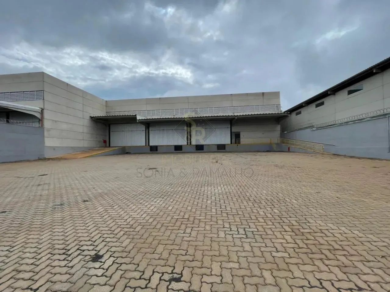 Galpão comercial com mais de 1.800m² de área útil para alugar no bairro Recreio Anhanguera