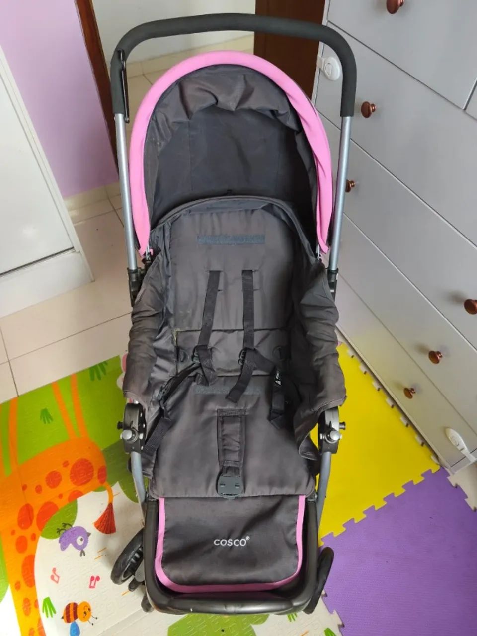 Carrinho de Bebê Cosco Rosa e Cinza + Colchonete Dupla Face 100% Algodão - Foto 2