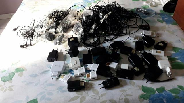 CARREGADORES TURBO e FONES DE OUVIDO todos originais - Foto 5