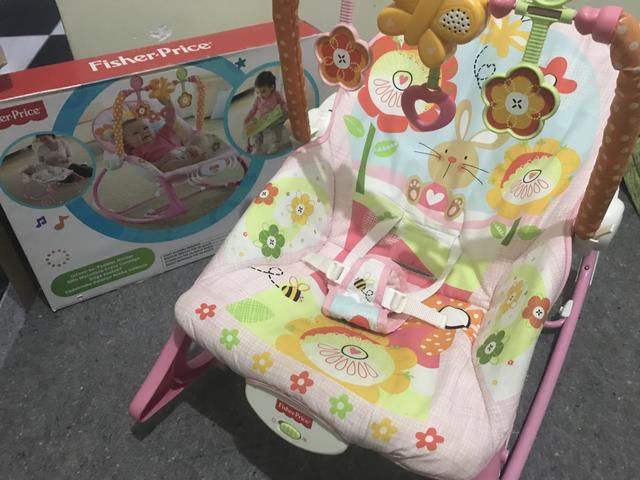 Cadeirinha fisher price vibra e toca