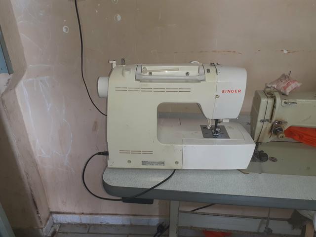 Máquina singer cosmo 7422 - Foto 3