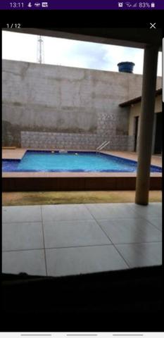 Casa com piscina e área de churrasqueira