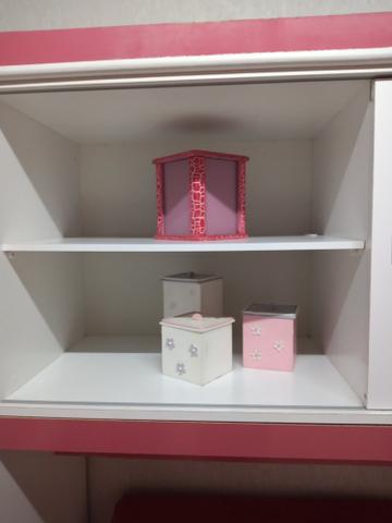 Armário branco com detalhes rosa