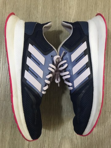 tenis adidas tem forma grande