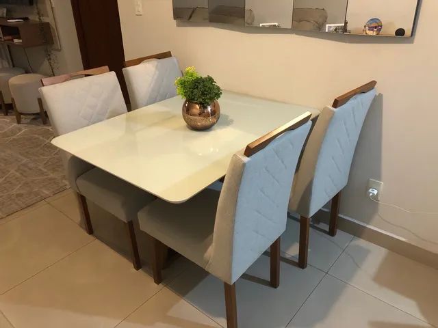 Mesa com 4 cadeiras
