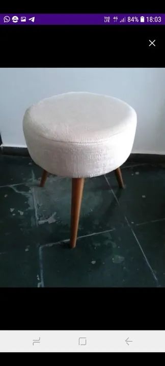 Puff de veludo com pernas palito nas cores rose e creme