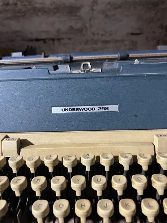 Máquina de escrever antiga 64842111532547122