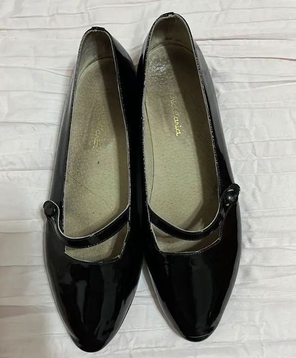 Sapatilhas pretas de verniz, número 35