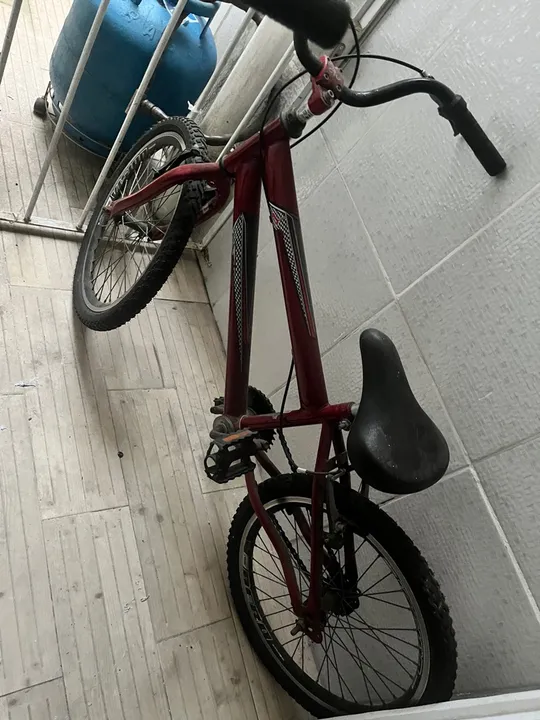 Bicicleta vermelha - ótima para crianças!