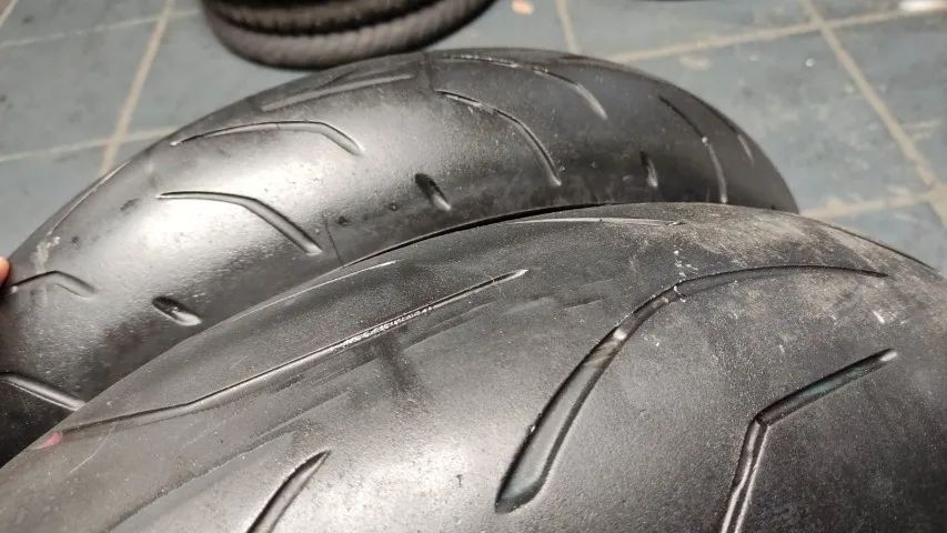 Par pneu usado Bridgestone Hyper Sport S20 120/70-17 e 180/55-17 - Foto 2