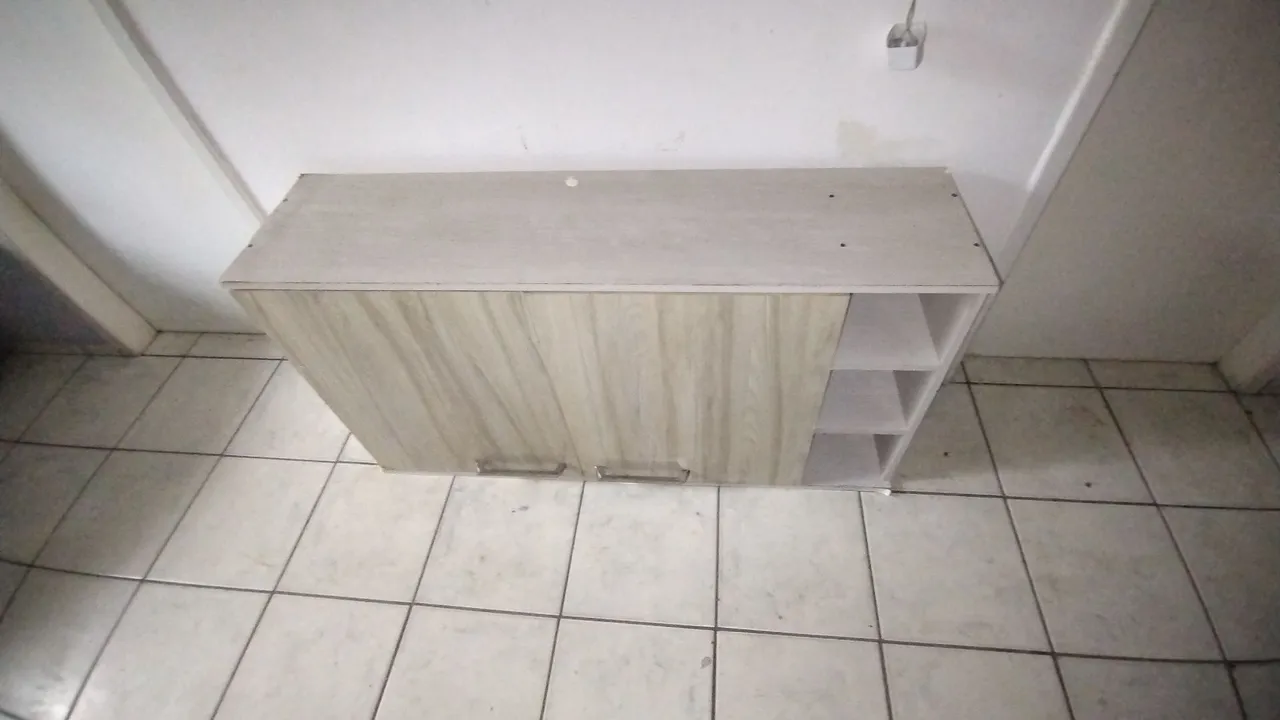 Armário Aéreo com Prateleiras e Portas