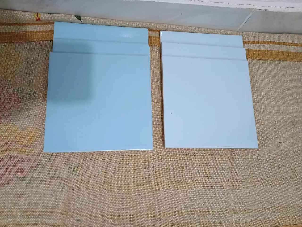 Azulejos de cerâmica azul claro